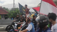 Massa yang berunjuk rasa di Makassar juga ada yang melakukan aksi konvoi kendaraan roda 2.