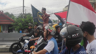 Potret Demo di Makassar, Mahasiswa Bakar Ban-Siswa Konvoi