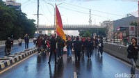 Massa mahasiswa long march di Jalan Urip Sumoharjo untuk berunjuk rasa di hari Sumpah Pemuda.