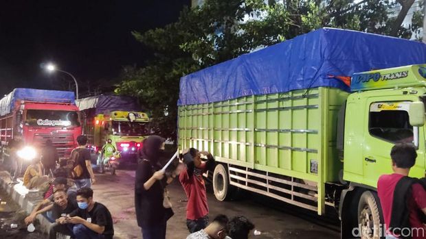 Demo sumpah pemuda mahasiswa di Makassar berlanjut hingga malam.