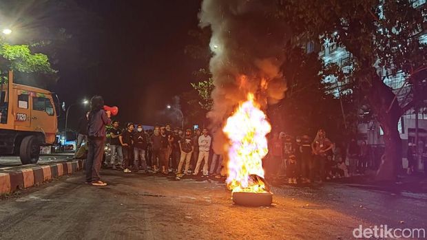 Demo sumpah pemuda mahasiswa di Makassar berlanjut hingga malam.