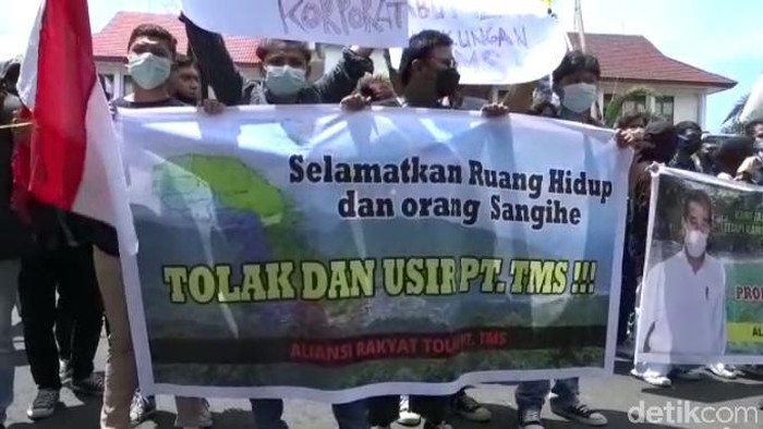Demo tolak tambang emas di Sangihe di depan Kantor Gubernur Sulut