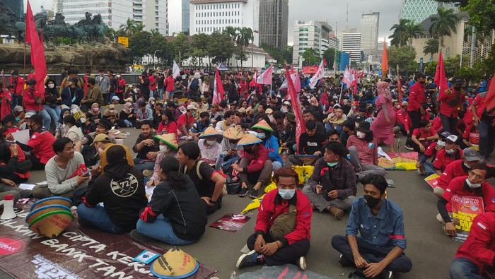 Demonstran tertahan di Patung Kuda Jl Medan Merdeka Barat.