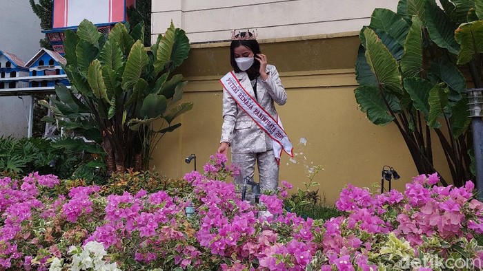 Devina Helmalia Latiefah (17) terpilih menjadi finalis Putri Remaja Indonesia 2021. Ia akan mewakili Provinsi Jawa Timur.