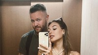 Dilan Cicek Deniz pun sudah cukup lama menjalin kisah spesial dengan pria asal Islandia itu. Hingga heboh rumor digerebek saat bercinta di toilet umum. Foto: dok instagram dilandeniz