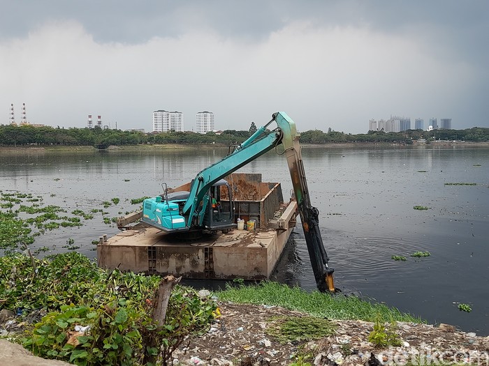 Ekskavator keruk sampah Waduk Pluit, 28 Oktober 2021, siang. (Marteen Ronaldo Pakpahan/detikcom)