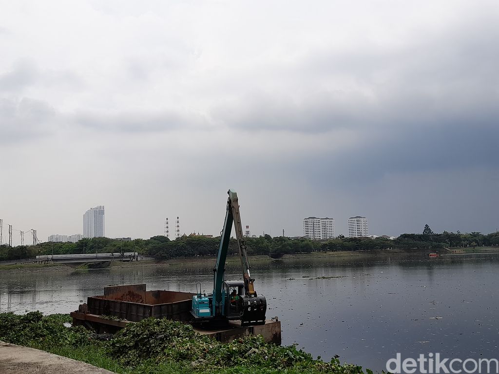 Ekskavator keruk sampah Waduk Pluit, 28 Oktober 2021, siang. (Marteen Ronaldo Pakpahan/detikcom)