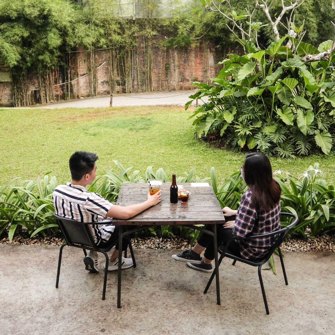 5 Food Park Ini Bisa Kulineran Seru Sambil Main Bareng Anjing Peliharaan
