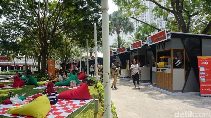 5 Food Park Ini Bisa Kulineran Seru Sambil Main Bareng Anjing Peliharaan