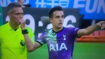 Pemain sepakbola ini seperti menutup mulut wasit. Foto: dok reddit/confusing_perspective