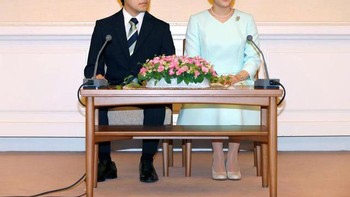 Putri Mako dan calon suaminya tidak sedang berdiri, melainkan duduk. Foto: dok reddit/confusing_perspective