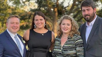 Wanita sebelah kanan seperti punya satu kaki. Foto: dok reddit/confusing_perspective