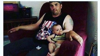 Ada yang berbeda dengan tangan sang ayah? Foto: dok reddit/confusing_perspective