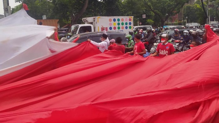 FSPPB bentangkan Bendera Merah Putih 50x30 meter di depan Museum Sumpah Pemuda