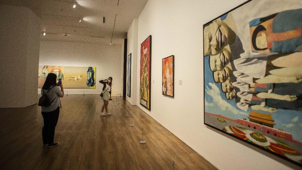 Pengunjung berfoto di antara karya seni yang dipamerkan di Museum Modern and Contemporary Art in Nusantara (MACAN), Jakarta, Rabu (27/10/2021). Pengunjung berfoto di antara karya seni yang dipamerkan di Museum Modern and Contemporary Art in Nusantara (MACAN), Jakarta, Rabu (27/10/2021).
