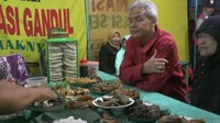 Nah, kalau momen kuliner ini Ganjar Pranowo tengah berkunjung ke Pati, Jawa Tengah. Di sana ia menikmati kuliner khas berupa nasi gandul. Foto: YouTube Ganjar Pranowo