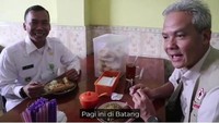 Kalau momennya ini, Ganjar Pranowo mengajak rekannya untuk kuliner saat mengunjungi Batang. Tampak ia juga memesan teh hangat. Foto: YouTube Ganjar Pranowo