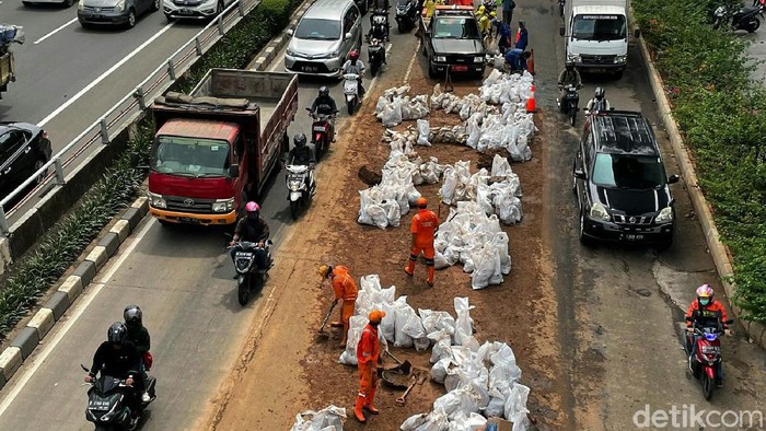 Kemacetan terlihat di Jalan MT Haryono, Jakarta. Diketahui, kemacetan itu terjadi imbas adanya aktivitas pembersihan tumpahan tanah di jalan tersebut.