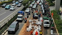 Antrean panjang kendaraan terlihat di Jalan MT Haryono, Jakarta, Kamis (28/10/2021) siang.
