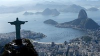 Gubernur Rio de Janeiro, Claudio Castro, melalui Twitternya menuliskan otoritas setempat akan melonggarkan persyaratan menggunakan masker di luar ruangan. Lebih dari satu setengah tahun setelah keadaan darurat publik terkait pandemi diberlakukan, ini adalah kemenangan penting bagi kita semua, imbuhnya. Getty Images/Matthew Stockman.