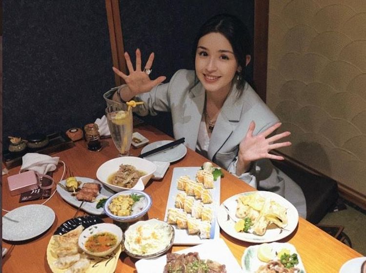 Hanikezi, Artis Uighur Cantik yang Doyan Hot Pot dan Es Kelapa