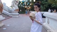 Sepertinya Hanikezi benar-benar menikmati waktunya saat santai. Ia mengunjungi tempat yang dipenuhi lampion cantik.