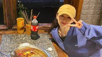 Sebelum makan hot pot, pemain Dance of the Sky Empire ini berpose cantik dulu. Terlihat ia memilih cola sebagai minumannya di restoran.