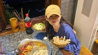 Makan di restoran, Hanikezi pilih menghangatkan perutnya dengan sajian hotpot. Ada kuah gurih dan pedas yang siap diisi beragam daging dan sayuran.