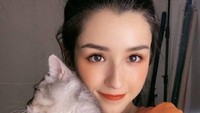Hanikezi eksis di Instagram dengan followers mencapai hampir 17 ribu. Ia sering membagikan aktivitas serunya, seperti saat main bareng kucing dan kulineran.
