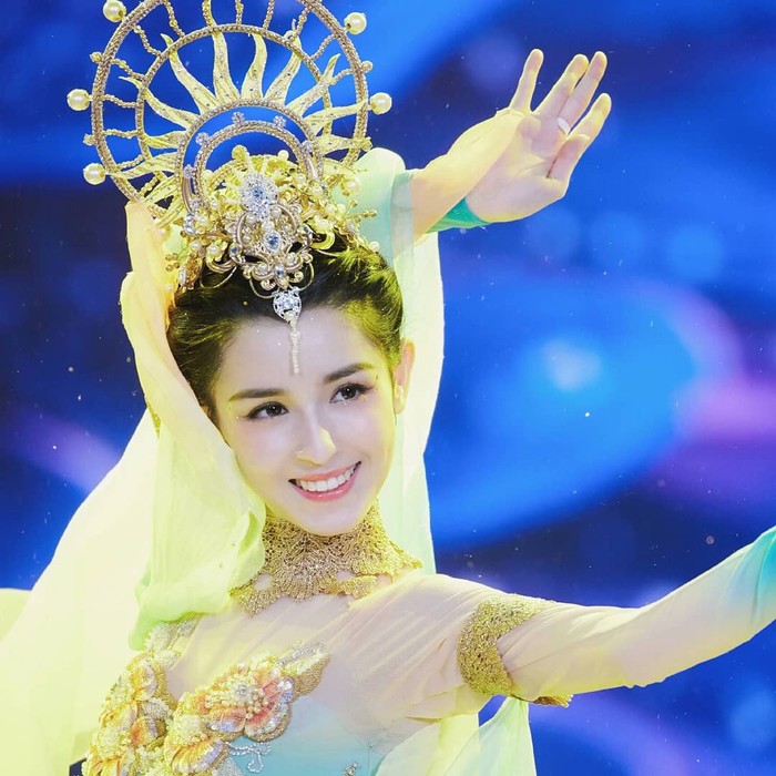 Hanikezi, Artis Uighur Cantik yang Doyan Hot Pot dan Es Kelapa Hanikezi, Artis Uighur Cantik yang Doyan Hot Pot dan Es Kelapa