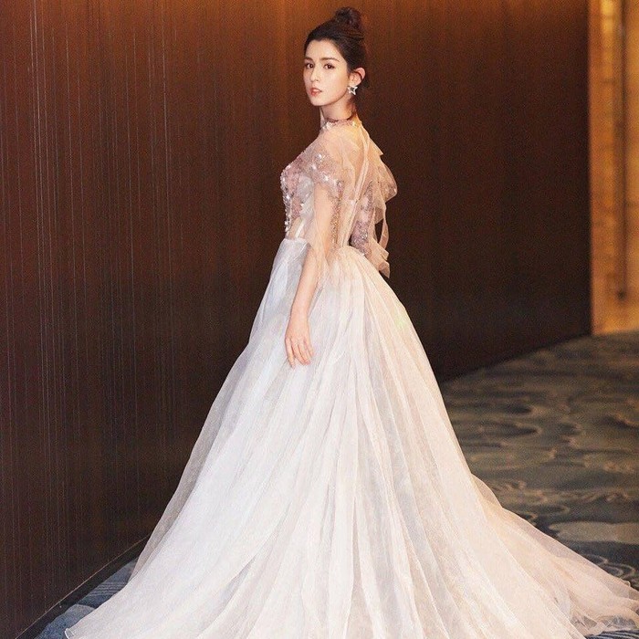 Hanikezi, Artis Uighur Cantik yang Doyan Hot Pot dan Es Kelapa Hanikezi, Artis Uighur Cantik yang Doyan Hot Pot dan Es Kelapa