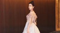 Hankiz Omar atau Hanikezi adalah wanita 25 tahun yang memulai karirnya di dunia hiburan China pada tahun 2018. Saat itu ia dikontrak oleh Mountain Top Entertainment.