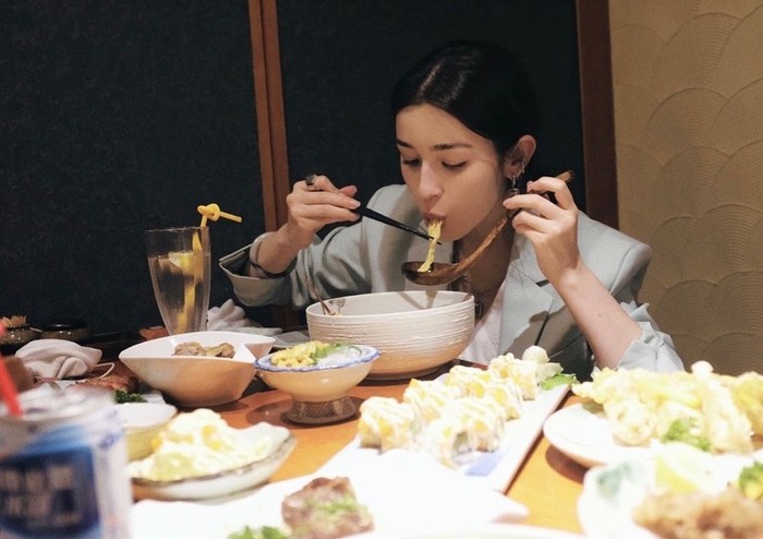 Hanikezi, Artis Uighur Cantik yang Doyan Hot Pot dan Es Kelapa
