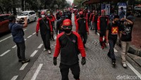 Seperti diketahui, massa dari berbagai elemen masyarakat, termasuk buruh menggelar aksi unjuk rasa di kawasan Monas dan Kedubes Amerika Serikat, Jakarta.