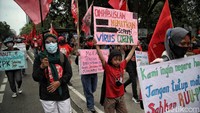 Tampak sejumlah demonstran membawa poster dan bendera saat ikut serta dalam aksi unjuk rasa di kawasan Monas dan Kedubes Amerika Serikat.
