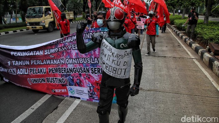 Sejumlah demonstran berdatangan ke kawasan Monas dan Kedubes Amerika Serikat. Di antara mereka, tampak demonstran yang mengenakan kostum Iron Man-Kamen Rider.