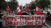 Para peserta aksi juga tampak membawa spanduk dalam demo tersebut.