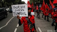 Pada salah satu poster yang dibawa demonstran tertulis kata-kata Buruh Bukan Tumbal.