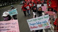 Tampak para demonstran mengenakan masker saat ikut serta dalam aksi unjuk rasa tersebut.