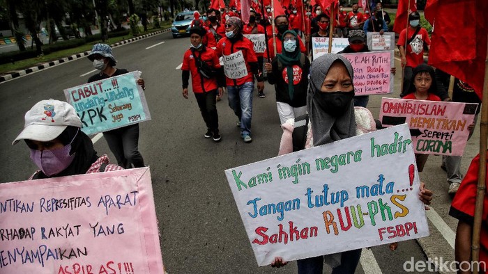 Sejumlah demonstran berdatangan ke kawasan Monas dan Kedubes Amerika Serikat. Di antara mereka, tampak demonstran yang mengenakan kostum Iron Man-Kamen Rider.