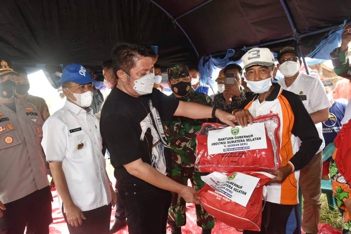 Herman Deru Beri Bantuan