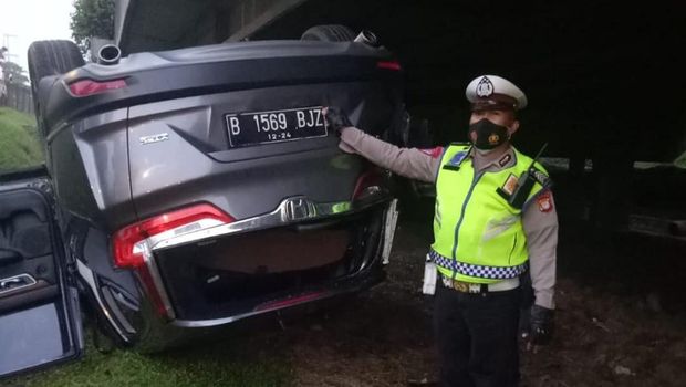 Honda CRV Terbalik Hingga ke Kolong Tol Jakarta-Tangerang