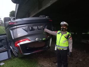 Kronologi Honda CR-V Terperosok hingga Terbalik di Kolong Tol Janger