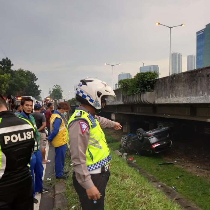 Honda CRV Terbalik Hingga ke Kolong Tol Jakarta-Tangerang