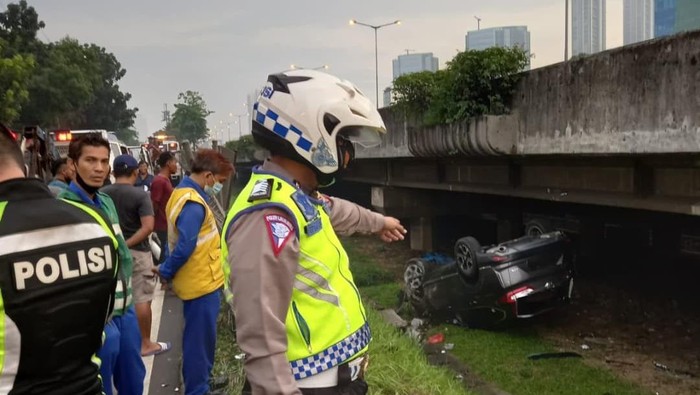Honda CRV Terbalik Hingga ke Kolong Tol Jakarta-Tangerang