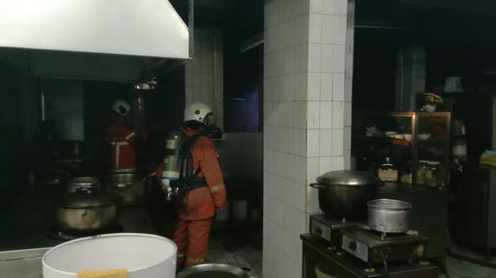 Hotel Elmi di Jalan Panglima Sudirman, Surabaya terbakar