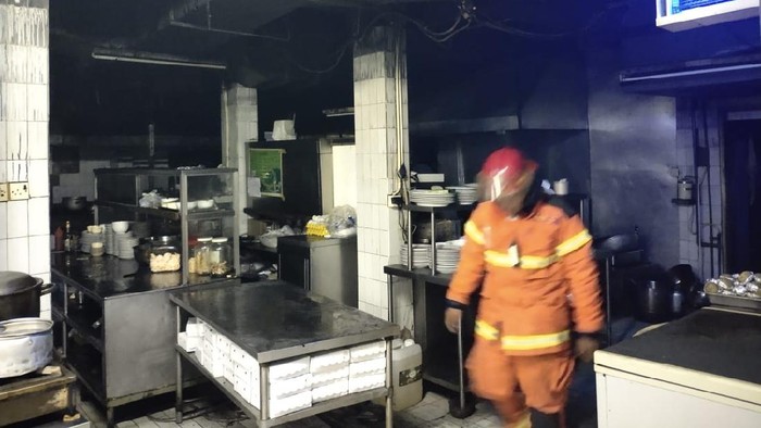 Hotel Elmi di Jalan Panglima Sudirman, Surabaya terbakar