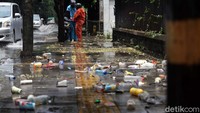 Selain itu, sampah plastik dan bekas minuman yang terbawa genangan berserakan di trotoar.