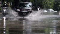 Hujan dengan intensitas tinggi yang turun di wilayah Jalan Siliwangi, Kota Bandung arah Jalan Ir H Djuanda menimbulkan genangan air.