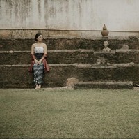 Ide foto prewedding tanpa bersentuhan yang terakhir ini bisa kamu terapkan. Memakai busana yang seragam dan tanpa alas kaki, dilengkapi dengan kain tradisional yang cantik. Foto: Dok. Instagram @ceritatentangsenja.